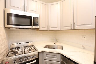 525 W Belmont Ave, Unit K02J in Chicago, IL - Foto de edificio - Building Photo