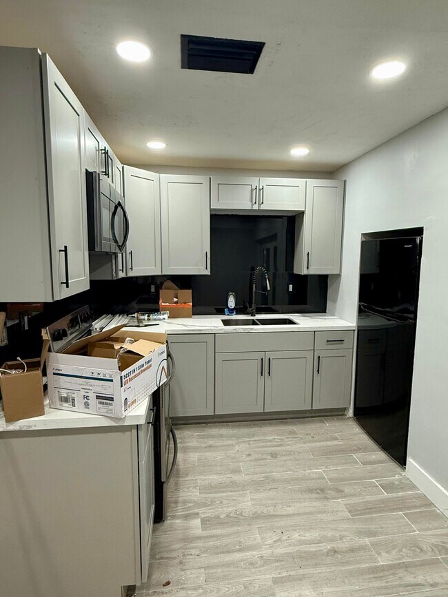 5121 SW 43rd Terrace in Dania Beach, FL - Building Photo - Building Photo