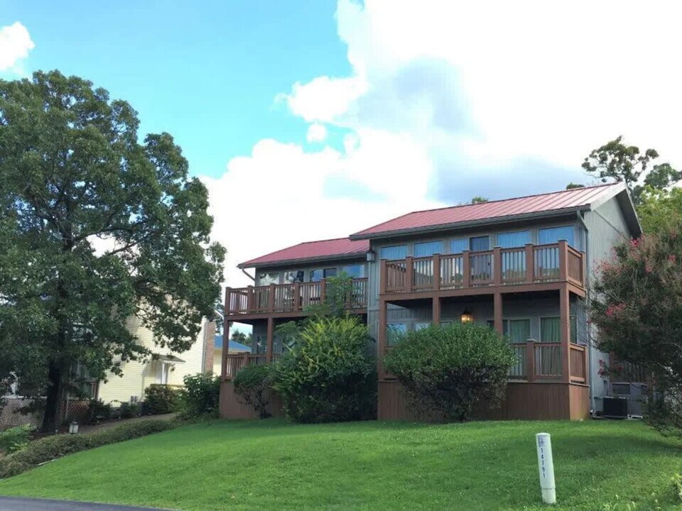 14805 Dutchmans Dr in Rogers, AR - Building Photo