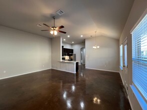 1110 Renee Way in Seguin, TX - Foto de edificio - Building Photo