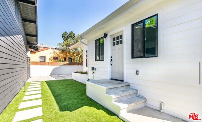 1330 Silver Lake Blvd in Los Angeles, CA - Building Photo - Building Photo