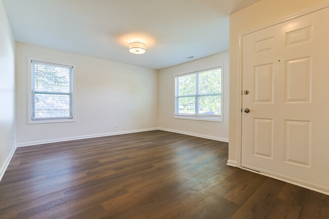 1064 Crestwood Ln in Bolingbrook, IL - Building Photo - Building Photo