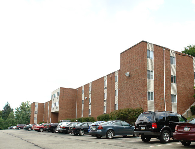 Villa Riviera Apartments in Allison Park, PA - Foto de edificio - Building Photo