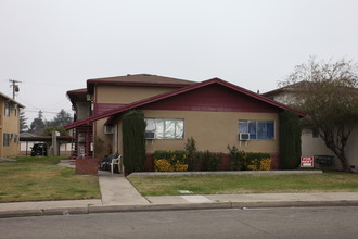 121 Starr Ave in Turlock, CA - Foto de edificio - Building Photo