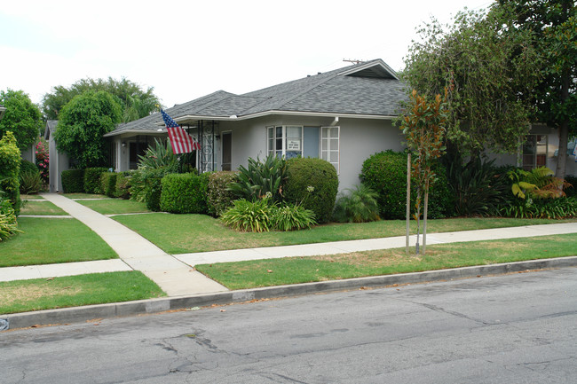 417-421 S Kenneth Rd in Burbank, CA - Foto de edificio - Building Photo