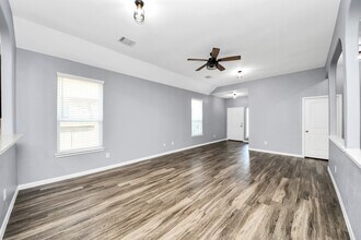 2335 Spring Hollow Dr in Baytown, TX - Building Photo - Building Photo