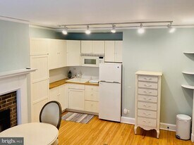 21 Palmer Square W in Princeton, NJ - Building Photo