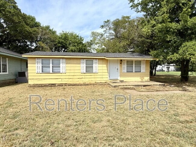 property at 905 N Owalla Ave