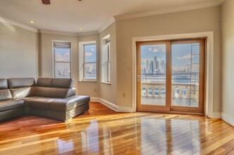 9 Zerman Pl in Weehawken, NJ - Building Photo - Building Photo