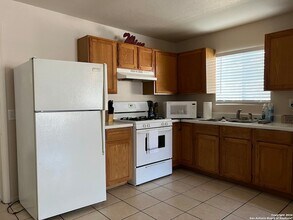 1023 N Cherry St in San Antonio, TX - Building Photo - Building Photo