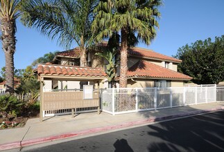 Las Brisas in Huntington Beach, CA - Foto de edificio - Building Photo