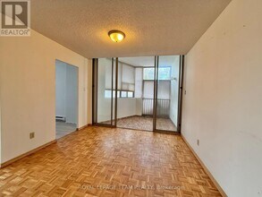 2760 Carousel Crescent in Ottawa, ON - Building Photo - Building Photo