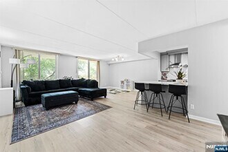 1055 River Rd in Edgewater, NJ - Building Photo - Building Photo