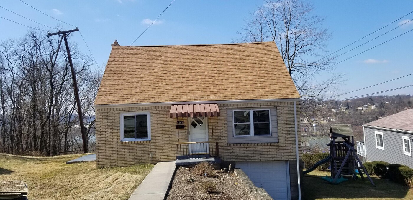6703 W Barivista Dr in Verona, PA - Building Photo