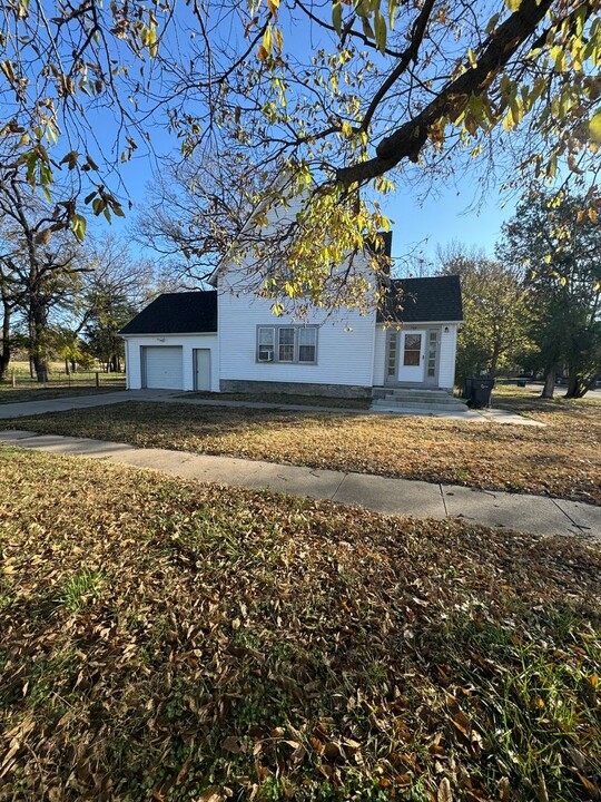 1500 N Main St in Newton, KS - Building Photo