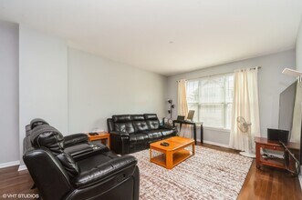 212 Wildflower St in Des Plaines, IL - Building Photo - Building Photo