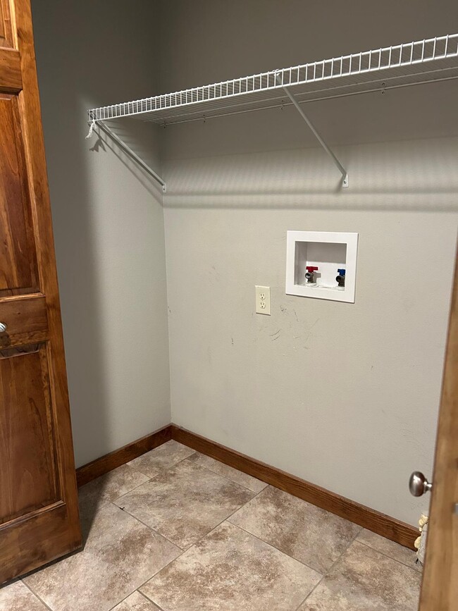 105 Kula Ct, Unit B in Bastrop, TX - Building Photo - Building Photo