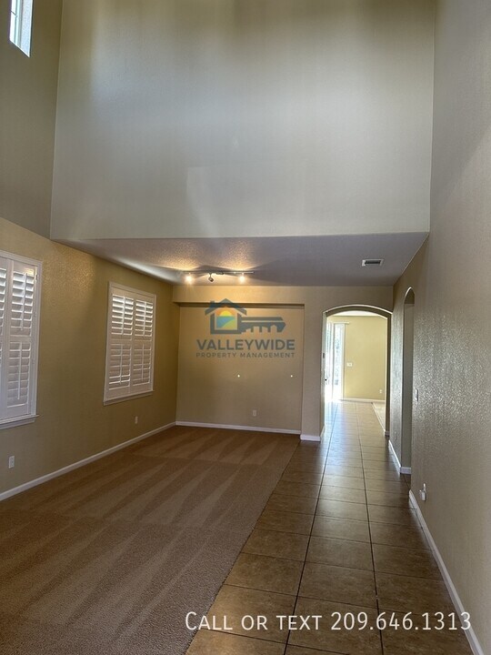 2704 Acapulco Way in Modesto, CA - Building Photo