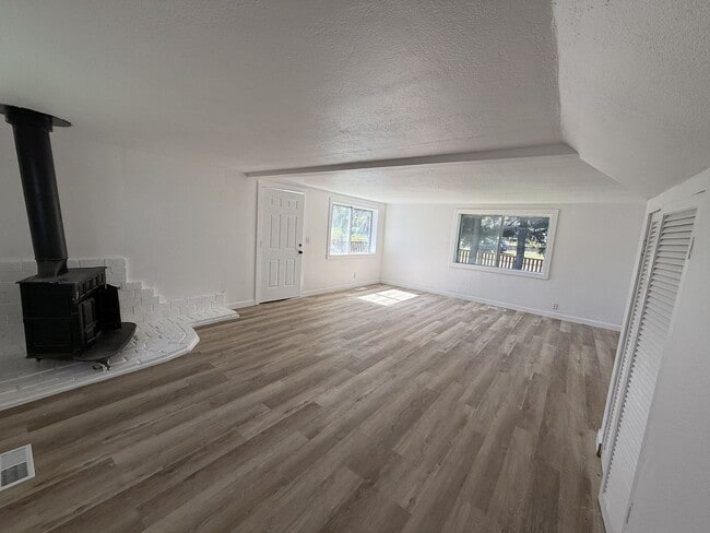 1886 15th St in North Bend, OR - Building Photo - Building Photo