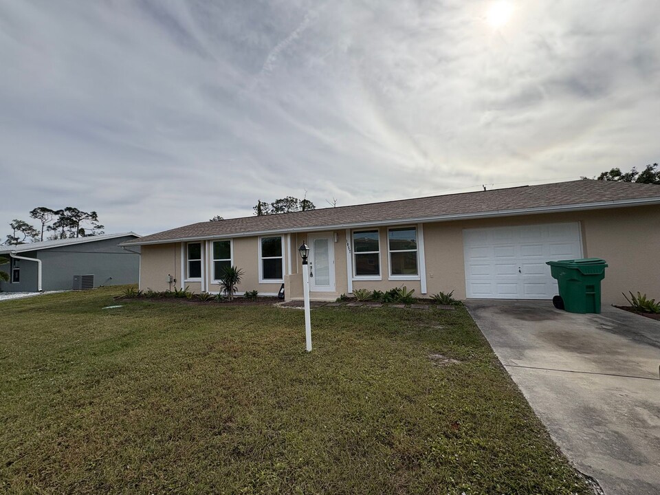 1057 Tropical Ave NW in Port Charlotte, FL - Building Photo