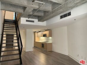 727 W 7th St in Los Angeles, CA - Building Photo - Building Photo
