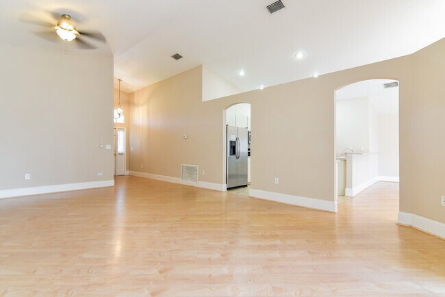 5147 Pond View Ct in Zephyrhills, FL - Building Photo - Building Photo