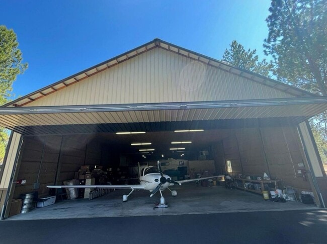 15821 Kittyhawk Ln in Sisters, OR - Building Photo - Building Photo