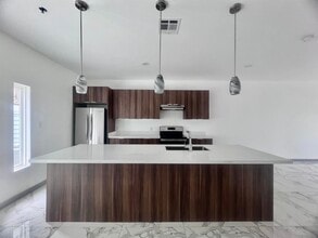 1011 Emerald Valley Dr in Laredo, TX - Foto de edificio - Building Photo