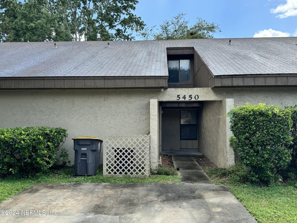 5450 Pinehaven Ct in Jacksonville, FL - Building Photo