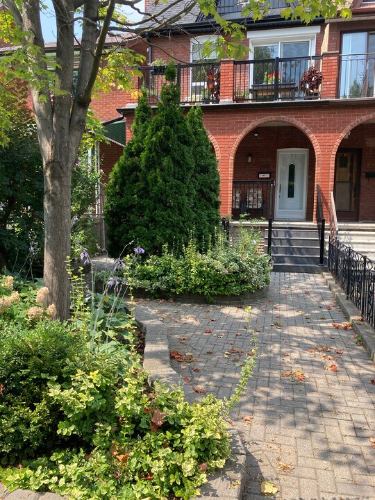 190 Beatrice St in Toronto, ON - Building Photo