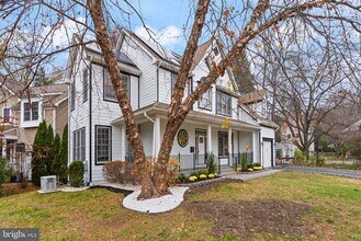 3336 Jones Bridge Ct in Chevy Chase, MD - Foto de edificio - Building Photo
