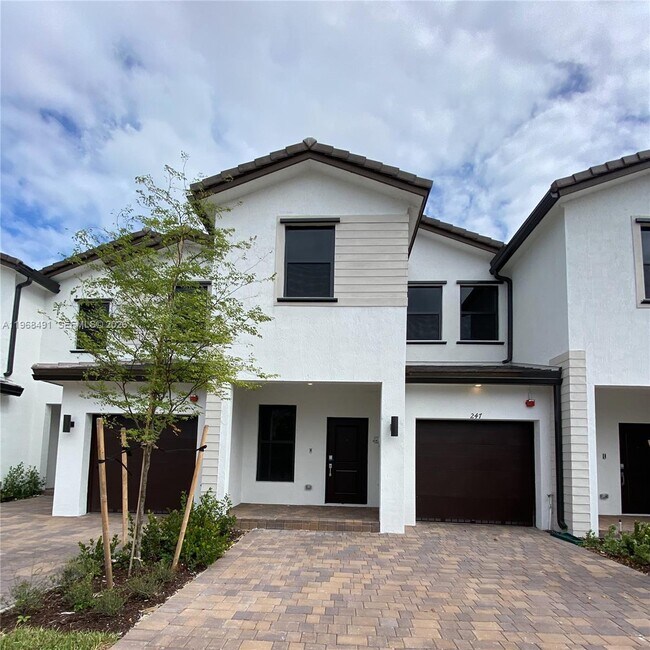 247 SW 159th Dr in Pembroke Pines, FL - Building Photo - Building Photo