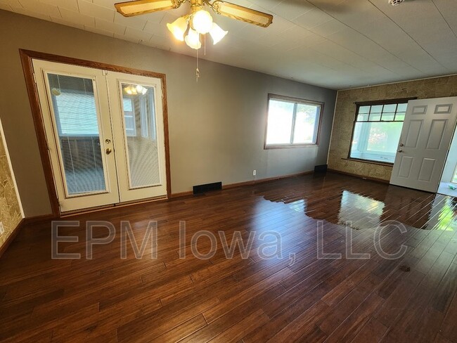 1126 Columbia St in Waterloo, IA - Building Photo - Building Photo