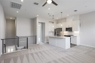 12001 Vista Parke Dr in Austin, TX - Building Photo - Building Photo