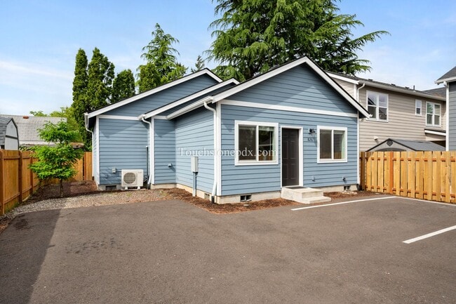 826 SE 155th Ave in Portland, OR - Building Photo - Building Photo