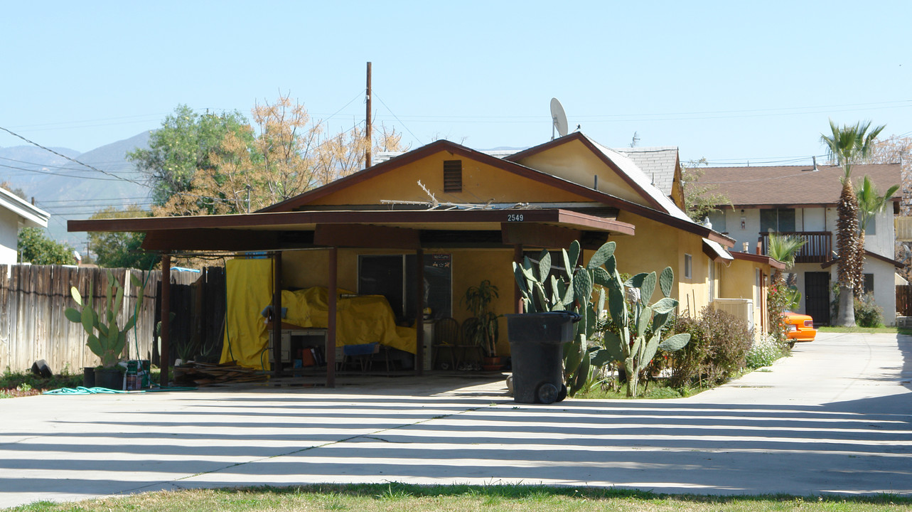 2549 Sepulveda Ave in San Bernardino, CA - Foto de edificio