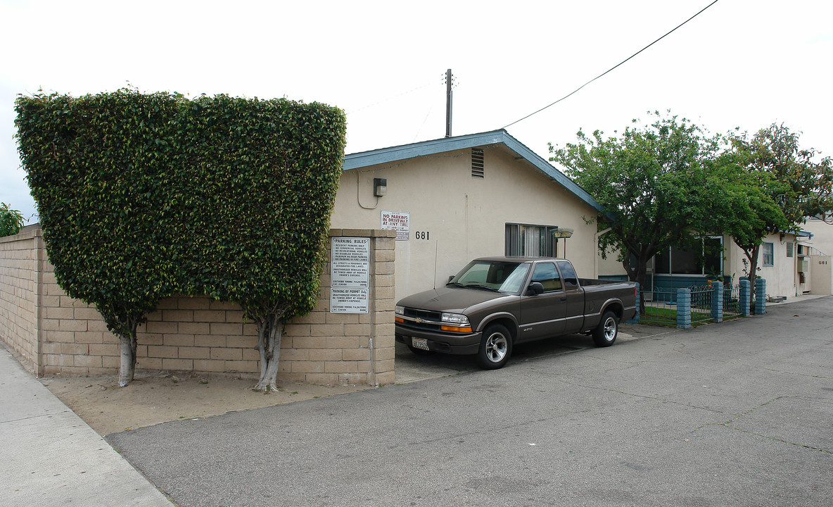 681 Victoria St in Costa Mesa, CA - Foto de edificio