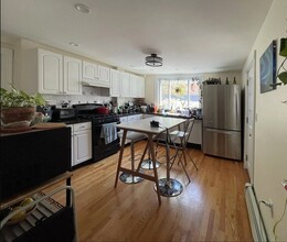 4 Stinson Ct, Unit 2 in Cambridge, MA - Building Photo - Building Photo