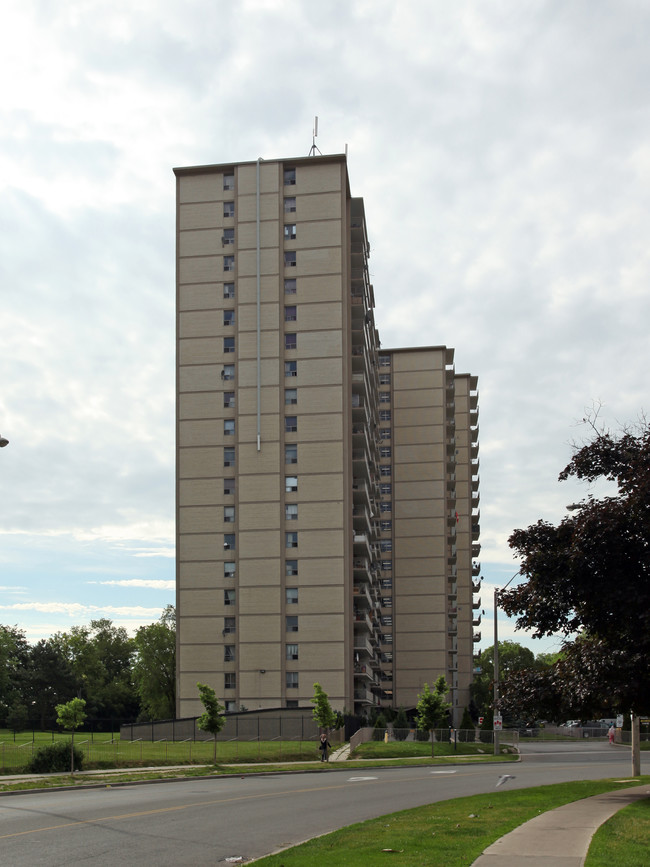 Centennial Towers in Toronto, ON - Building Photo - Building Photo