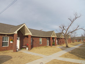 211 W E Ave in Cache, OK - Building Photo - Building Photo