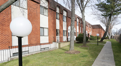 Cedarhurst Courtyard in Cedarhurst, NY - Building Photo - Building Photo