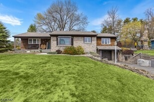 487 W Shore Trail in Sparta, NJ - Building Photo