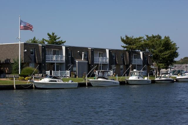 20 Starboard Ln in Patchogue, NY - Building Photo