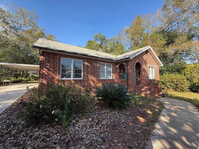 property at 1316 N Adams St