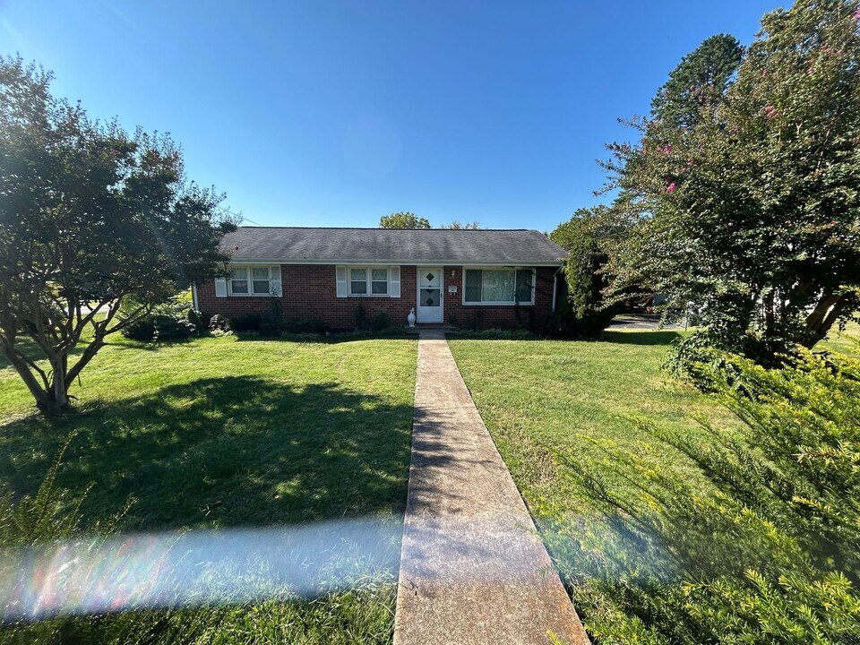 501 Longview Dr in Johnson City, TN - Building Photo