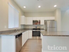 2630 E Danbury Rd in Phoenix, AZ - Foto de edificio - Building Photo