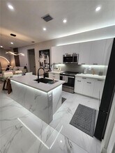 8363 NW 41st St in Doral, FL - Building Photo - Building Photo