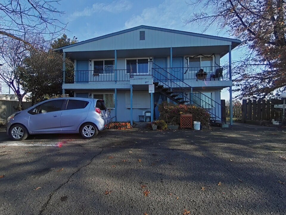 697 SE Jefferson St in Albany, OR - Building Photo