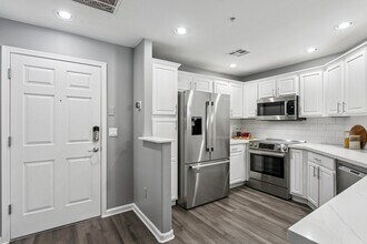 14000 N 94th St in Scottsdale, AZ - Foto de edificio - Building Photo