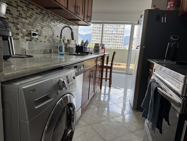 2085 Ala Wai Blvd in Honolulu, HI - Building Photo - Building Photo